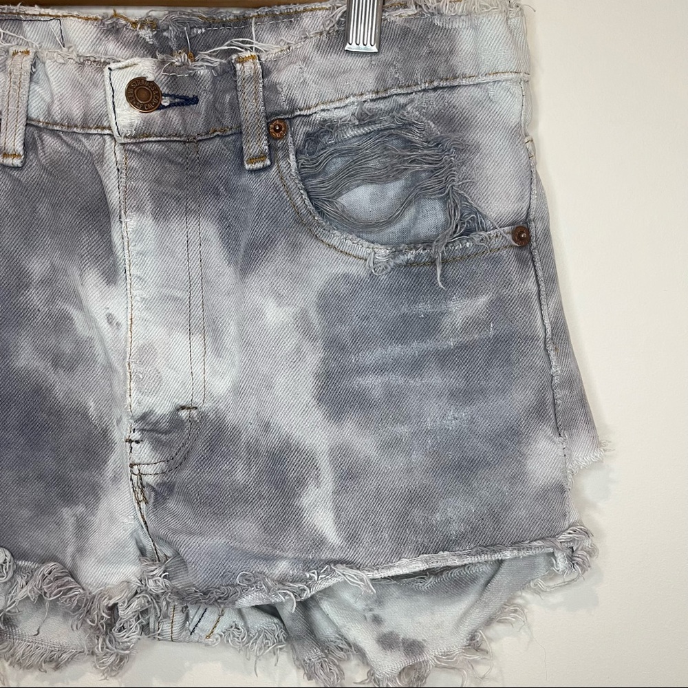 Levi’s Denim Cut Off Shorts Tie Dye Extreme Distressed Shorts Butt Rip 30 waist - Picture 5 of 12
